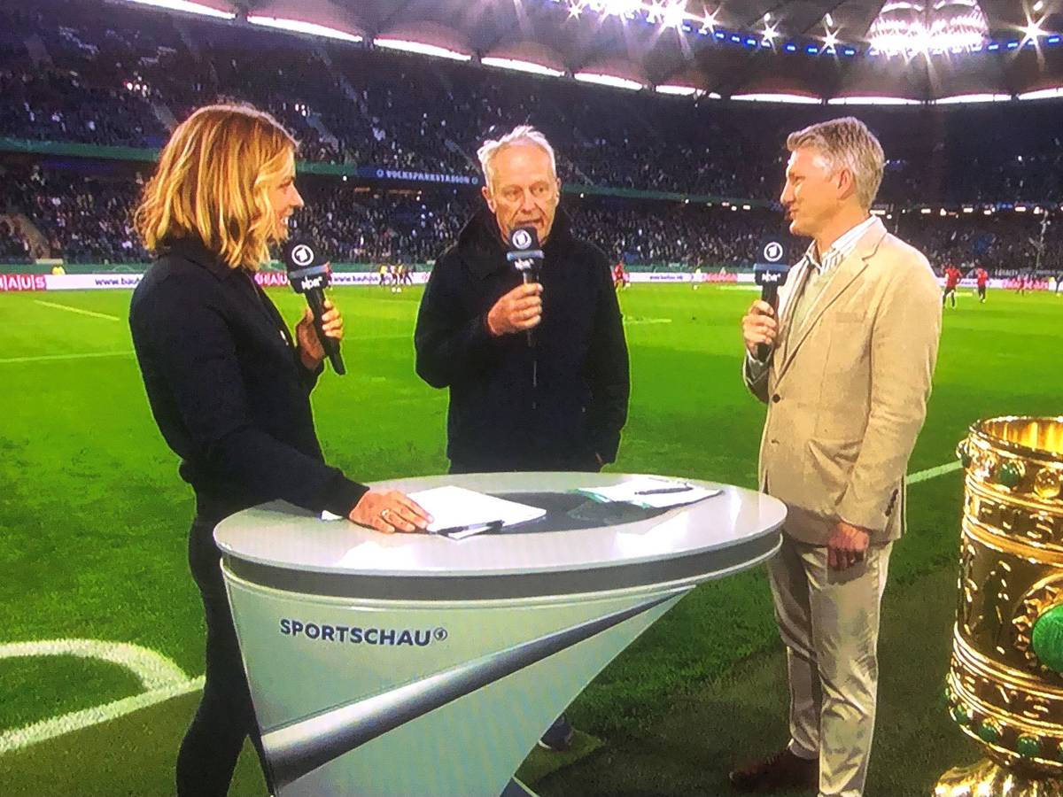 DFB-Pokal-Halbfinale: Christian Streich (SC Freiburg, Mitte) am 19. April 2022 im Interview mit ARD-Moderatorin Jessy Wellmer und Experte Bastian Schweinsteiger in Hamburg.