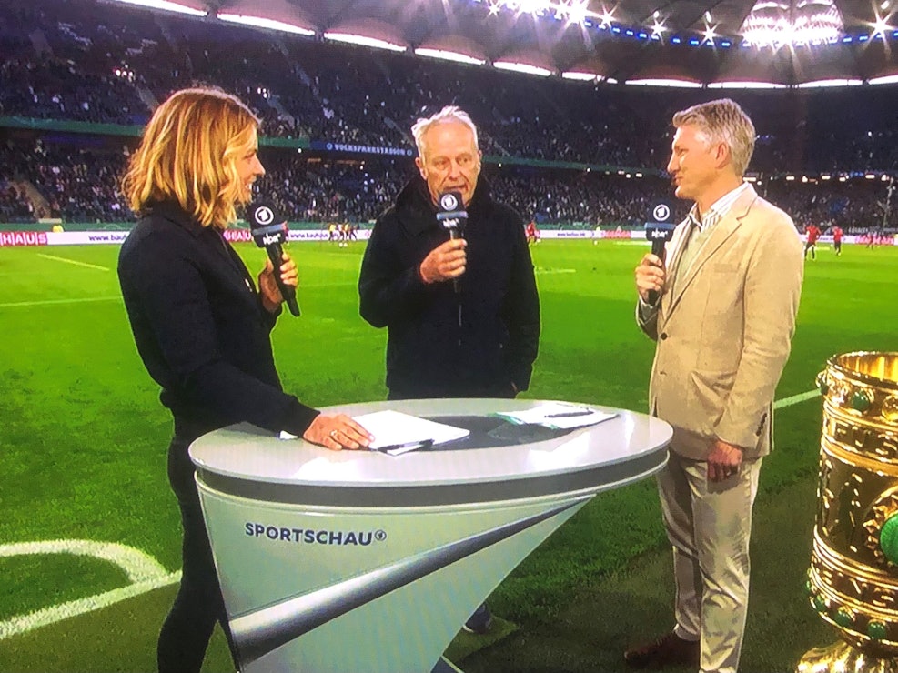 DFB-Pokal-Halbfinale: Christian Streich (SC Freiburg, Mitte) am 19. April 2022 im Interview mit ARD-Moderatorin Jessy Wellmer und Experte Bastian Schweinsteiger in Hamburg.