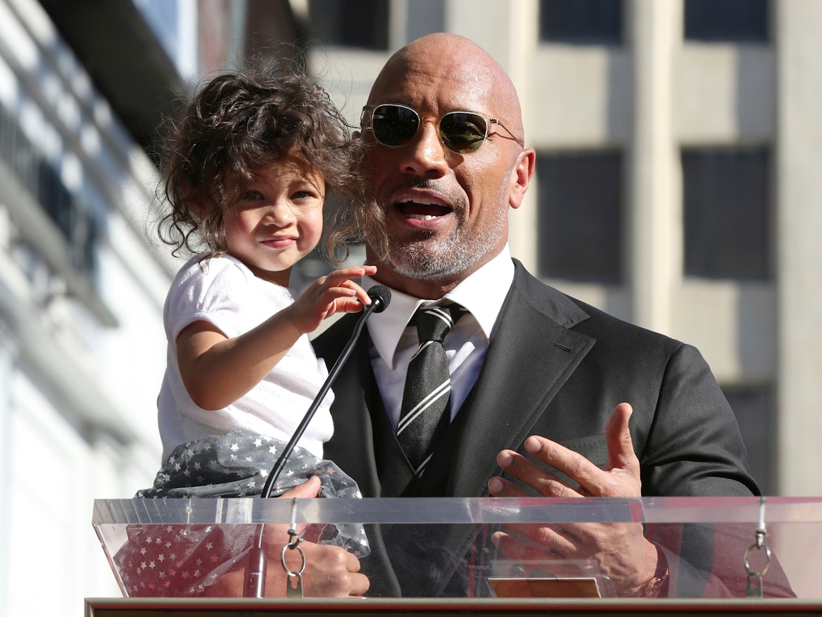 Dwayne „The Rock“ Johnson, hier am 13. Dezember 2017 mit Töchterchen Jasmine bei der Enthüllung seines Sterns auf dem Walk of Fame in Hollywood. Jetzt lässt er mit zuckersüßem Foto auf Instagram die Herzen seiner Fans höher schlagen.