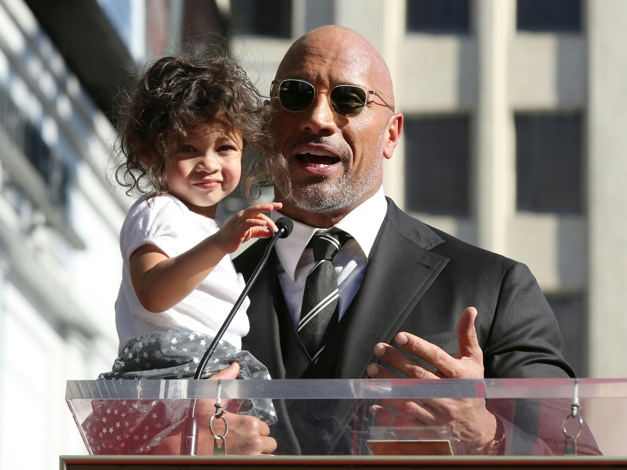 Dwayne „The Rock“ Johnson, hier am 13. Dezember 2017 mit Töchterchen Jasmine bei der Enthüllung seines Sterns auf dem Walk of Fame in Hollywood. Jetzt lässt er mit zuckersüßem Foto auf Instagram die Herzen seiner Fans höher schlagen.