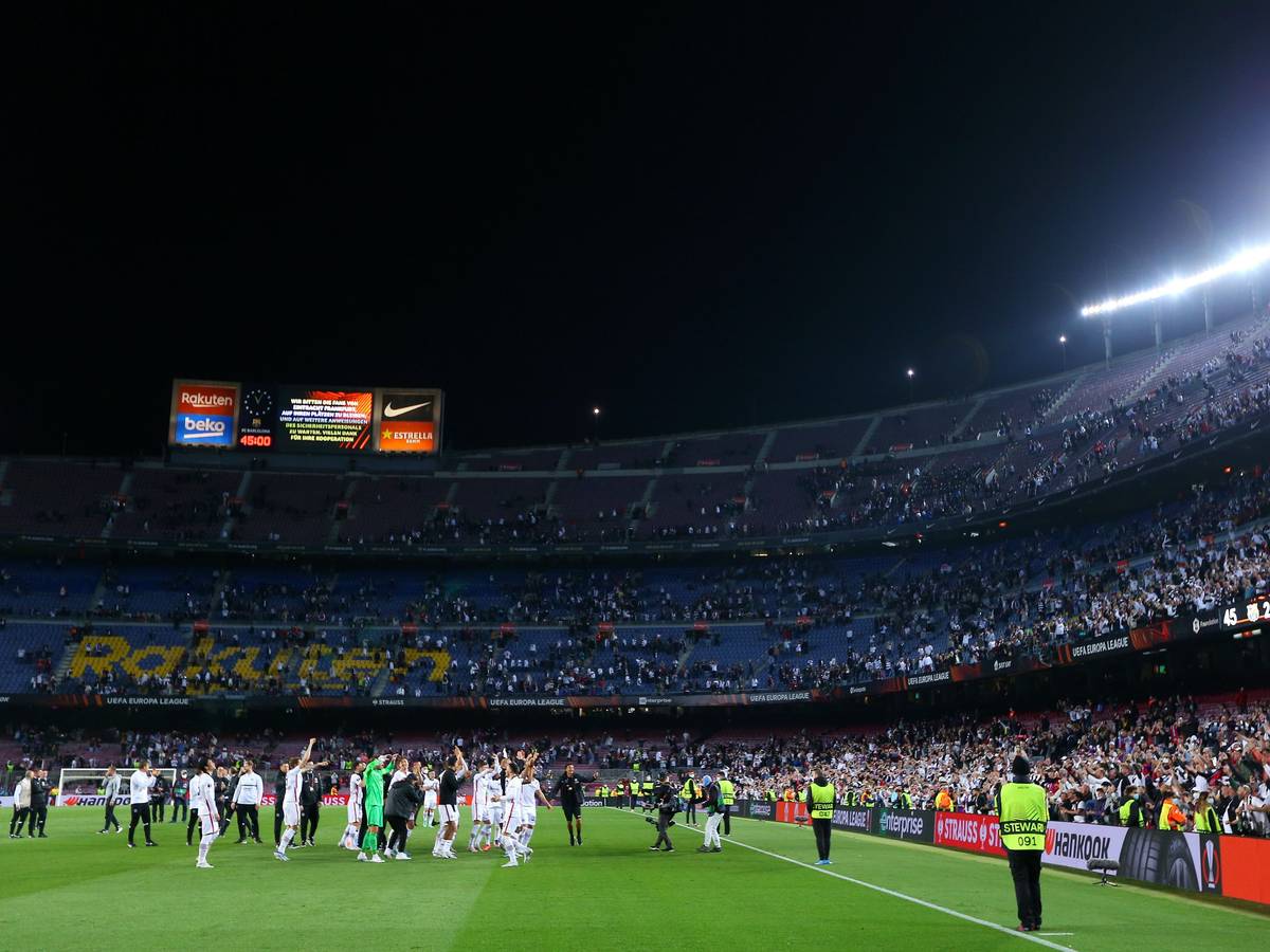 Die Spieler von Eintracht Frankfurt feiern mit ihren Fans den Sieg im Viertelfinale der Europa League beim FC Barcelona im Camp Nou