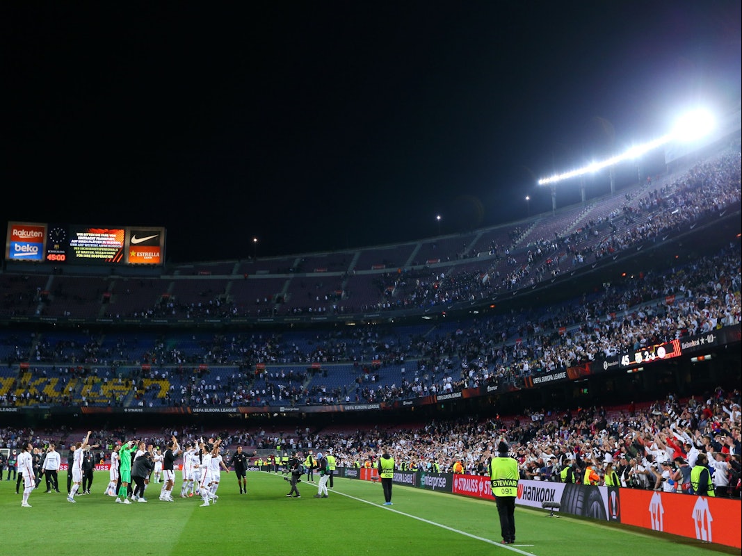 Die Spieler von Eintracht Frankfurt feiern mit ihren Fans den Sieg im Viertelfinale der Europa League beim FC Barcelona im Camp Nou