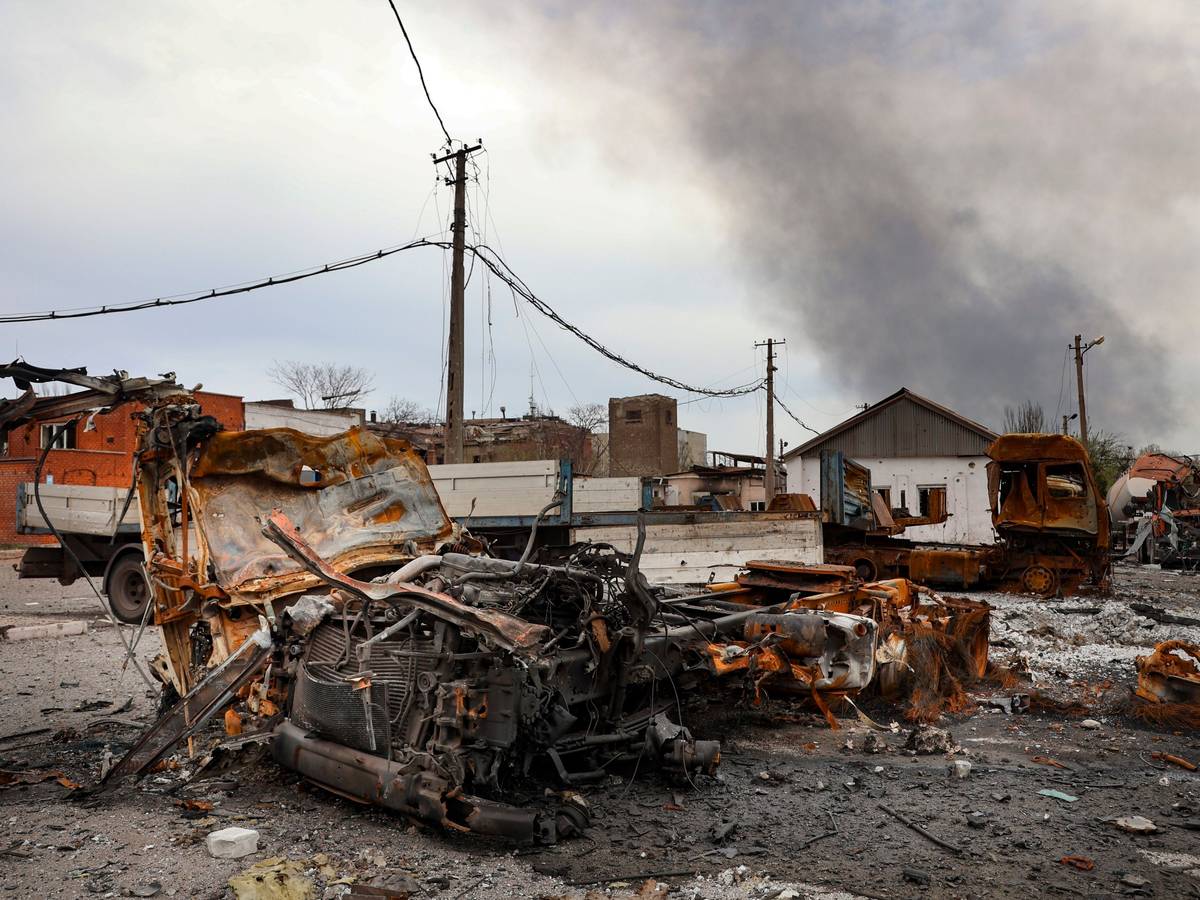 Zerstörte Fahrzeuge und Gebäude am 18. April in der Metallurgieanlage Iron & Steel Works in Mariupol, in einem von den von Russland unterstützten Separatisten kontrollierten Gebiet. Die Erstürmung des Stahlwerks soll nun begonnen haben.