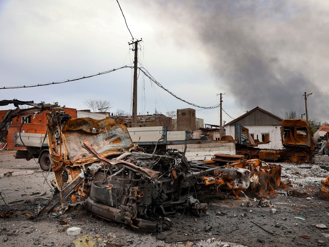 Zerstörte Fahrzeuge und Gebäude am 18. April in der Metallurgieanlage Iron & Steel Works in Mariupol, in einem von den von Russland unterstützten Separatisten kontrollierten Gebiet. Die Erstürmung des Stahlwerks soll nun begonnen haben.
