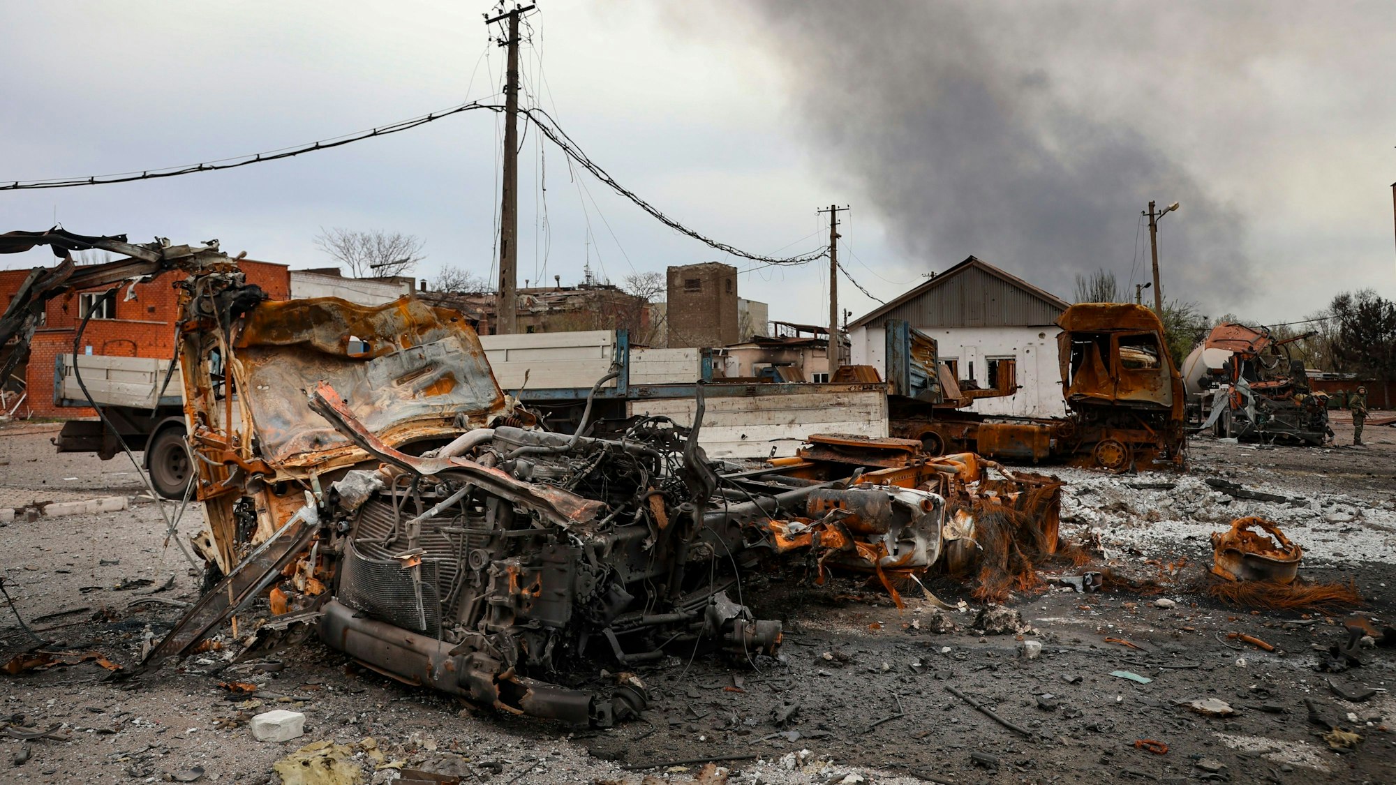 Zerstörte Fahrzeuge und Gebäude am 18. April in der Metallurgieanlage Iron & Steel Works in Mariupol, in einem von den von Russland unterstützten Separatisten kontrollierten Gebiet. Die Erstürmung des Stahlwerks soll nun begonnen haben.