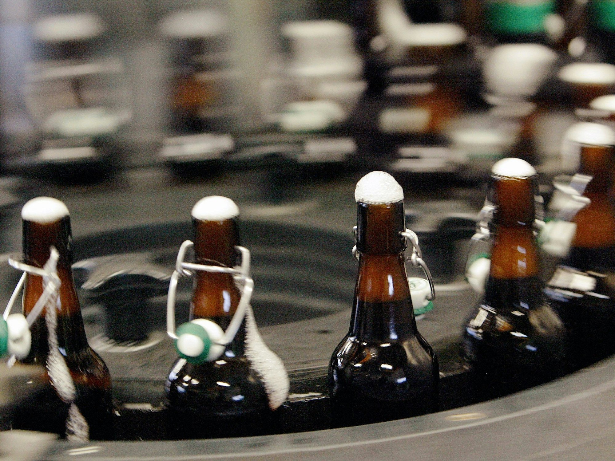 Bierflaschen mit Bügelverschluss laufen durch die Abfüllanlage der Privatbrauerei Moritz Fiege (Bild vom 10.10.2003).