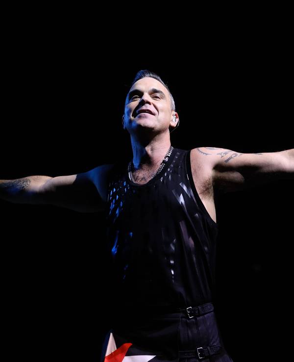 Robbie Williams bei einem Konzert auf der Bühne