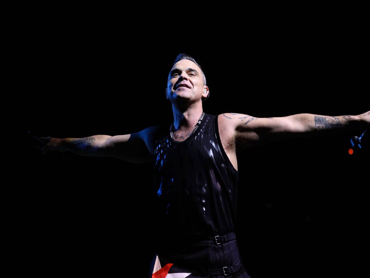 Robbie Williams bei einem Konzert auf der Bühne