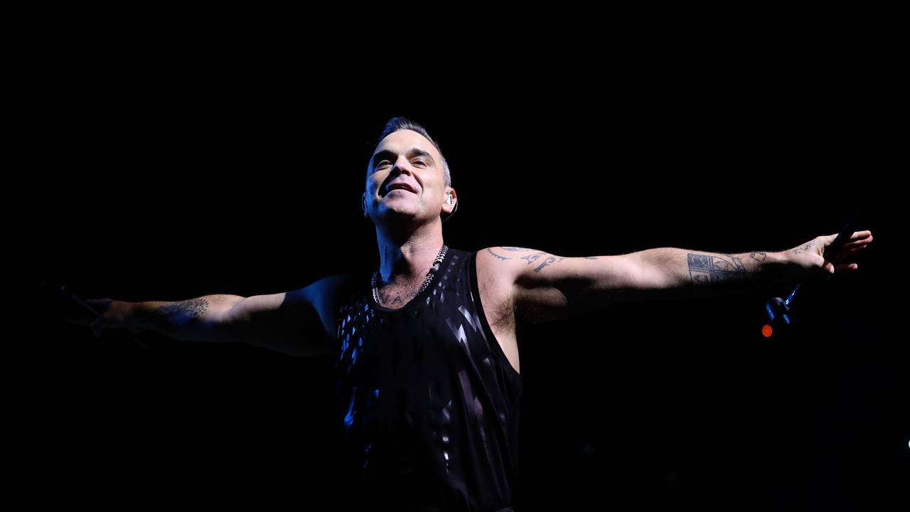 Robbie Williams bei einem Konzert auf der Bühne