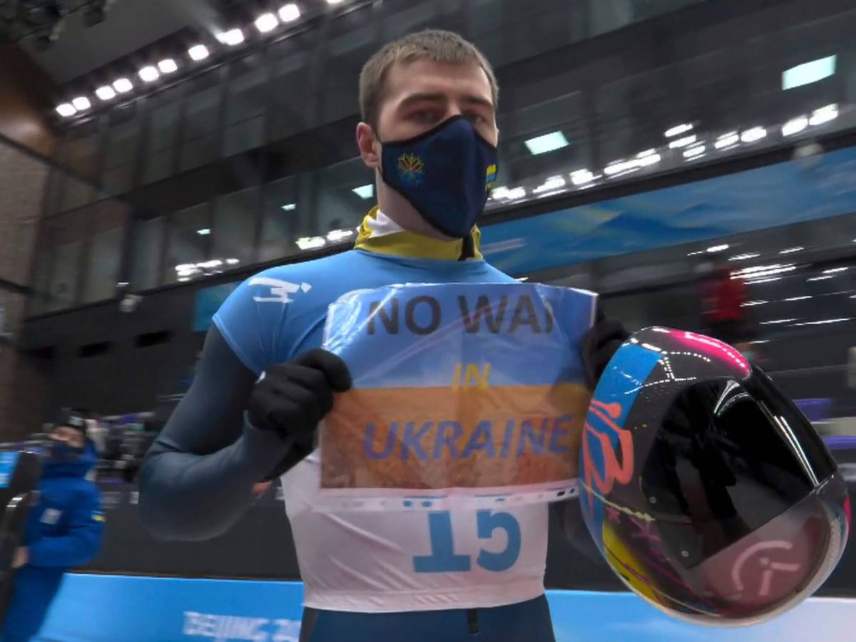 Wladislaw Heraskewitsch hält Schild „No War in Ukraine“ hoch.