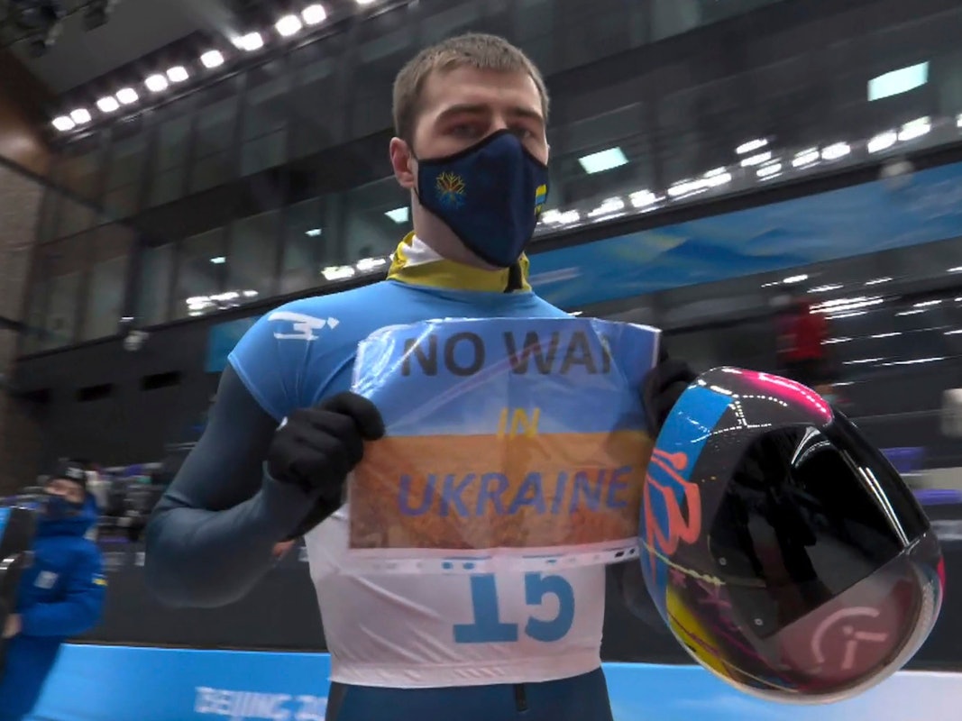 Wladislaw Heraskewitsch hält Schild „No War in Ukraine“ hoch.