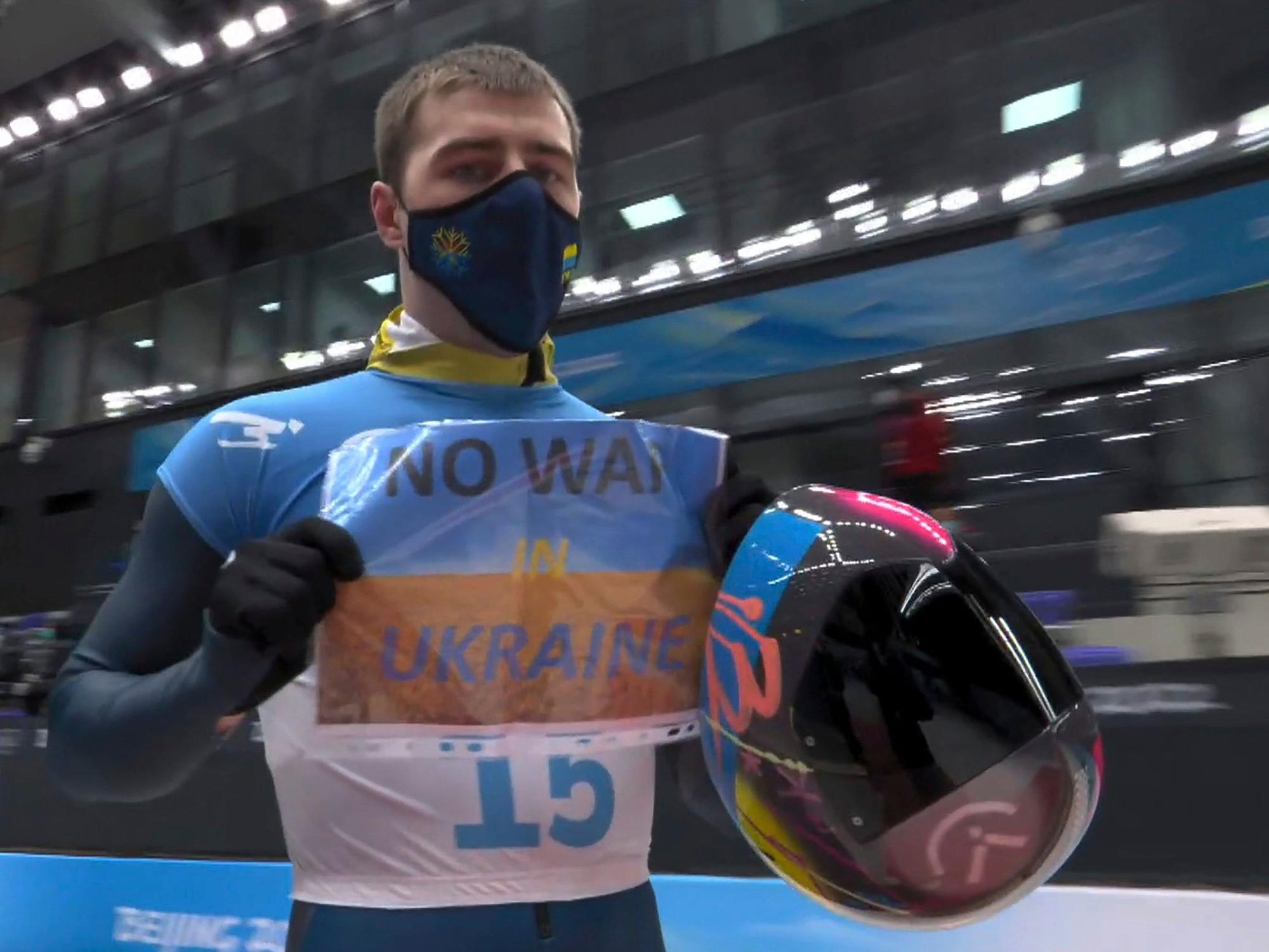 Wladislaw Heraskewitsch hält Schild „No War in Ukraine“ hoch.