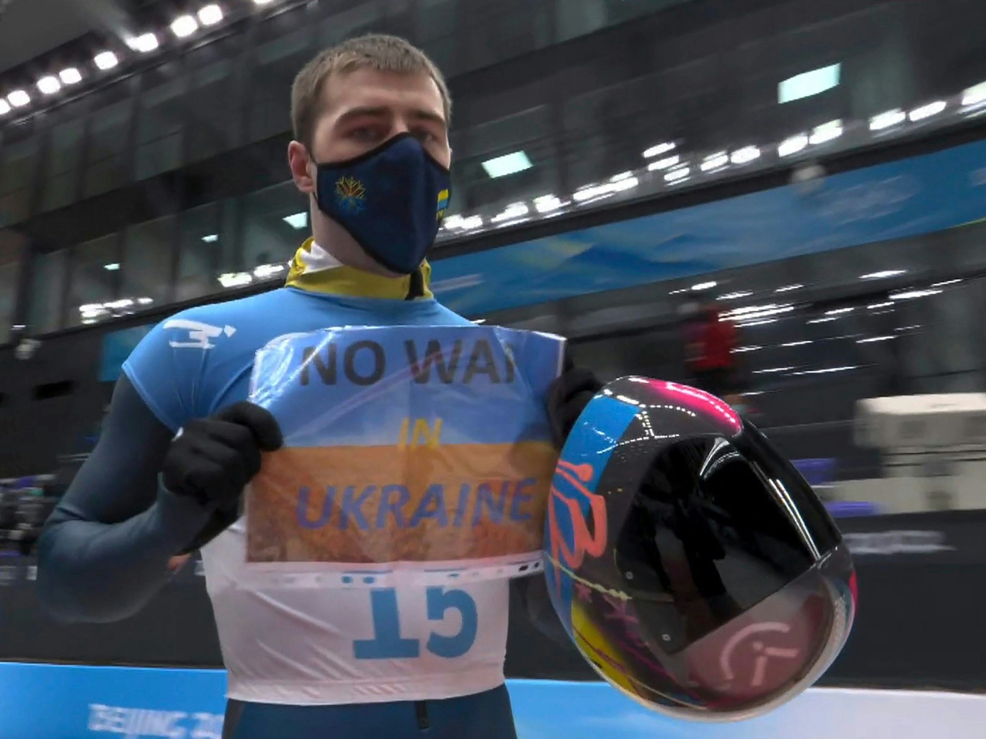 Wladislaw Heraskewitsch hält Schild „No War in Ukraine“ hoch.