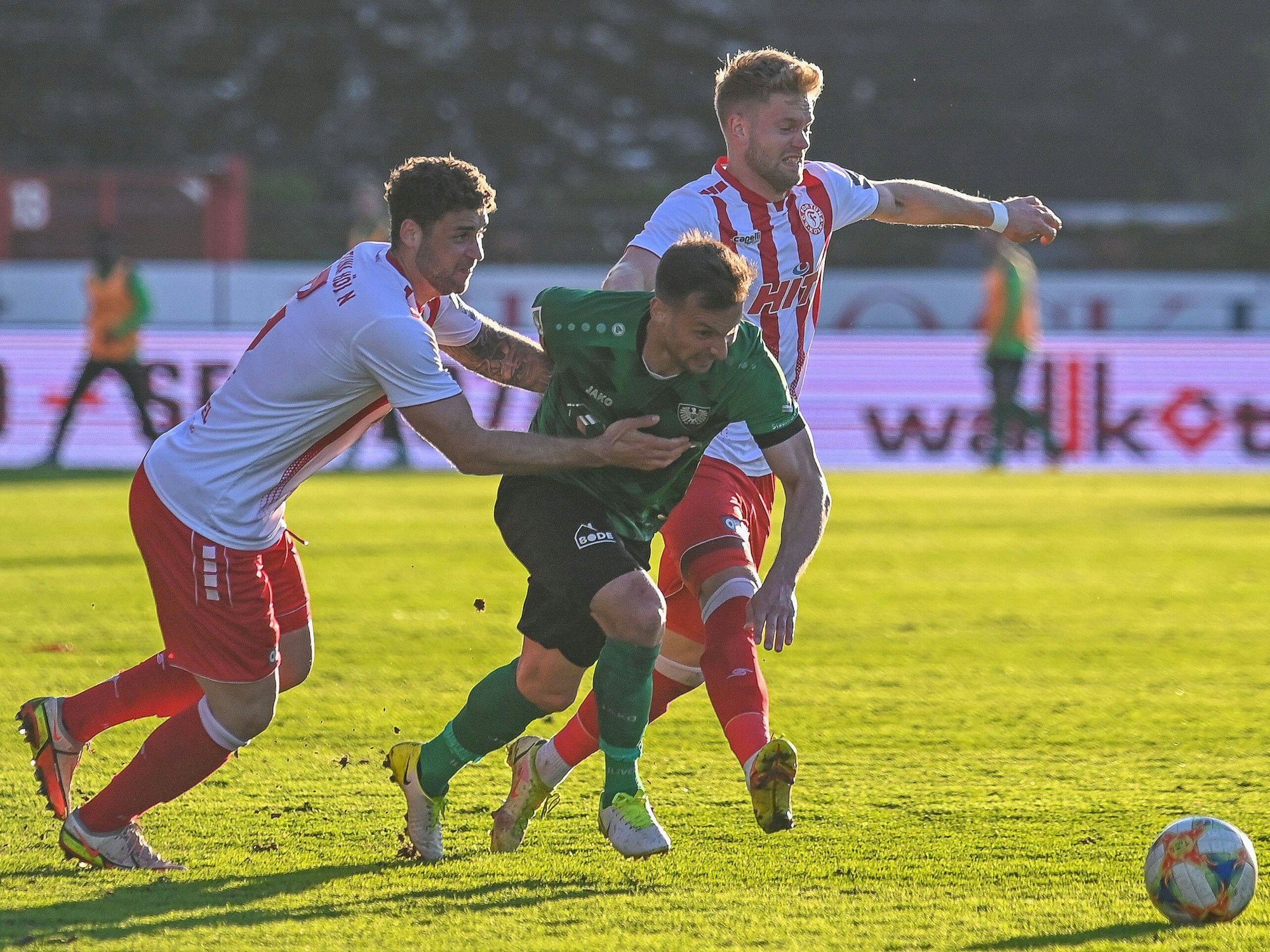 Jan-Luca Rumpf (Fortuna Köln) versucht Alexander Langlitz (SC Preußen Münster) zu stoppen.