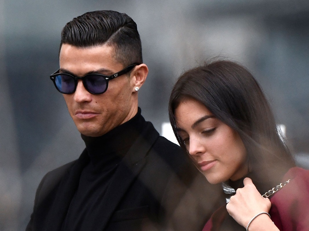 Cristiano Ronaldo und Georgina Rodriguez gehen Hand in Hand.