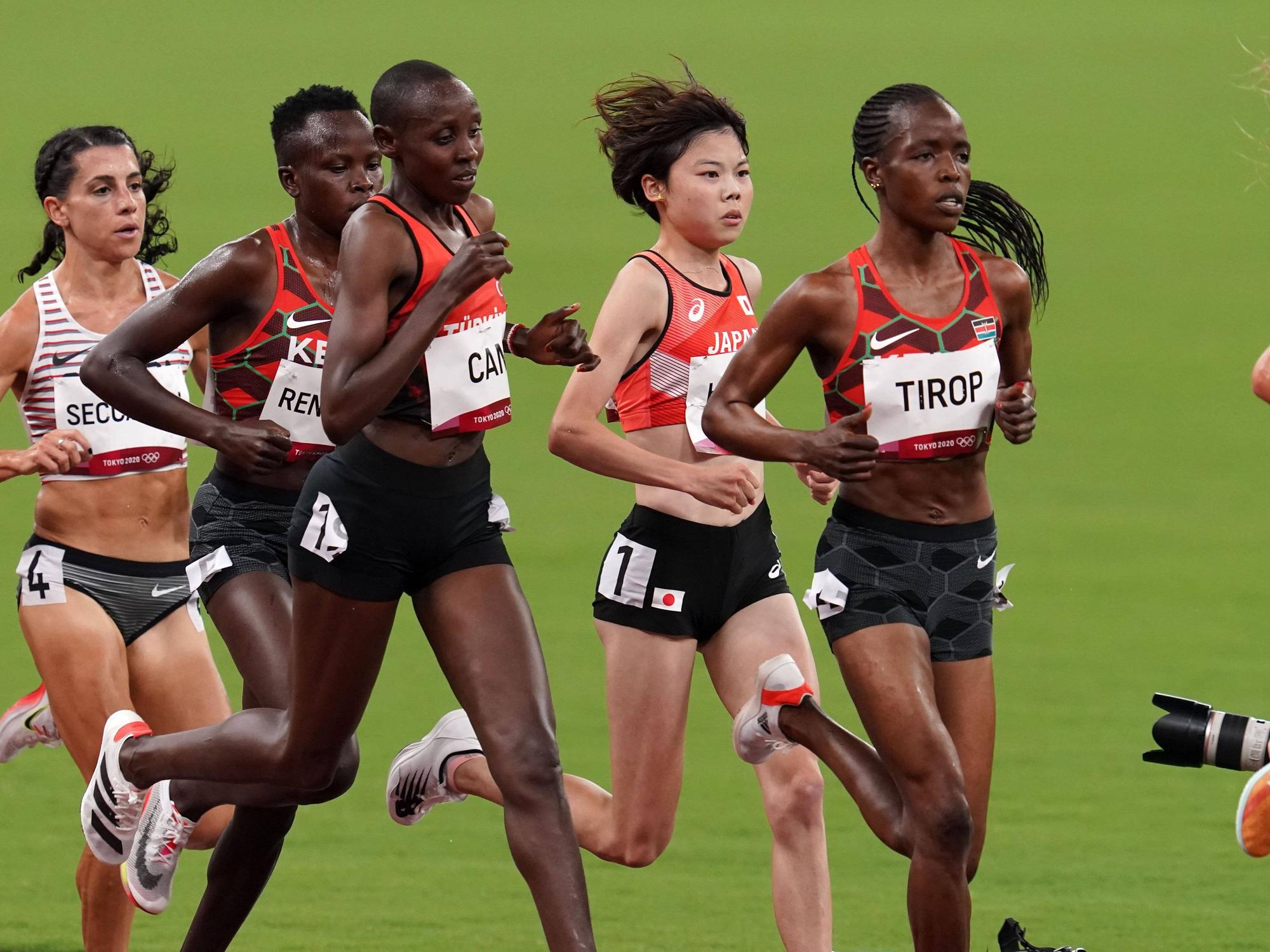 Olympia in Tokio 2021: Yasemine Can, Kaede Hagitani, Ahnes Jebet Tirop beim 5000-Meter-Lauf.