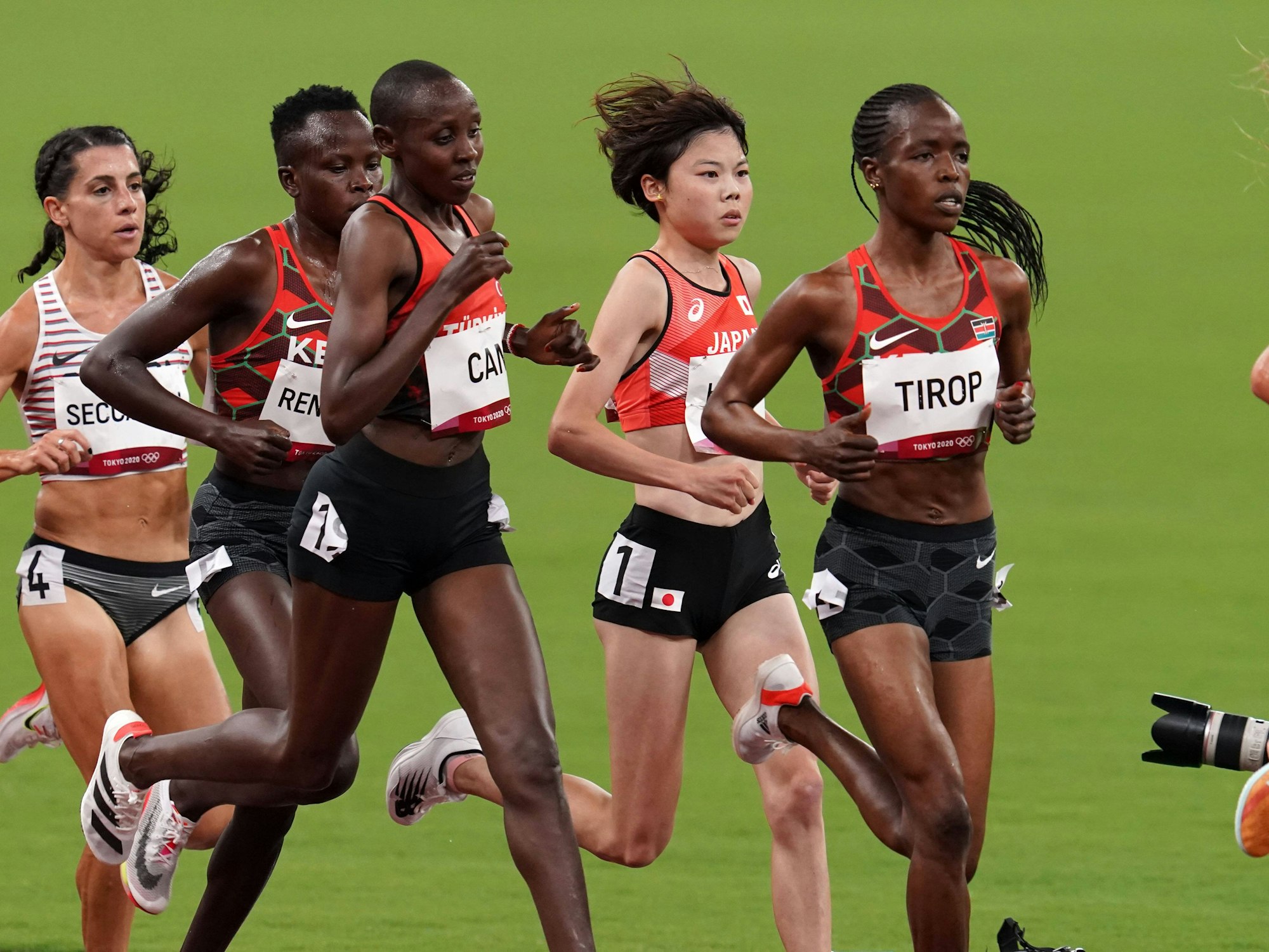Olympia in Tokio 2021: Yasemine Can, Kaede Hagitani, Ahnes Jebet Tirop beim 5000-Meter-Lauf.