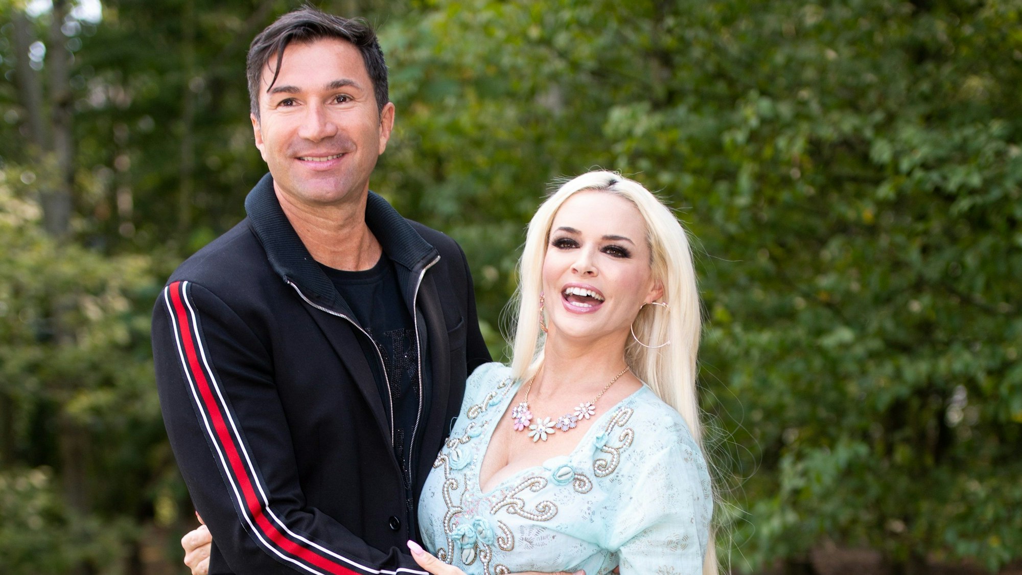Reality-Show-Darstellerin Daniela Katzenberger und ihr Ehemann Lucas Cordalis lächeln bei einem Fototermin am 13.07.2020 in Köln.