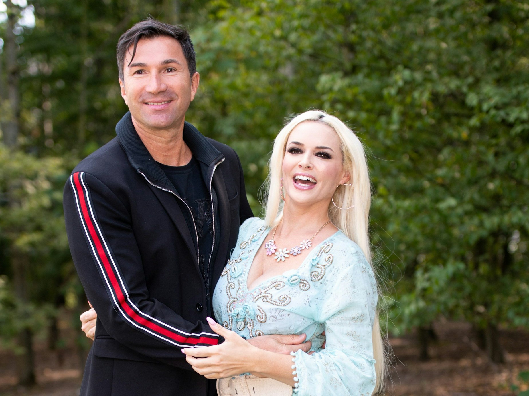 Reality-Show-Darstellerin Daniela Katzenberger und ihr Ehemann Lucas Cordalis lächeln bei einem Fototermin.
