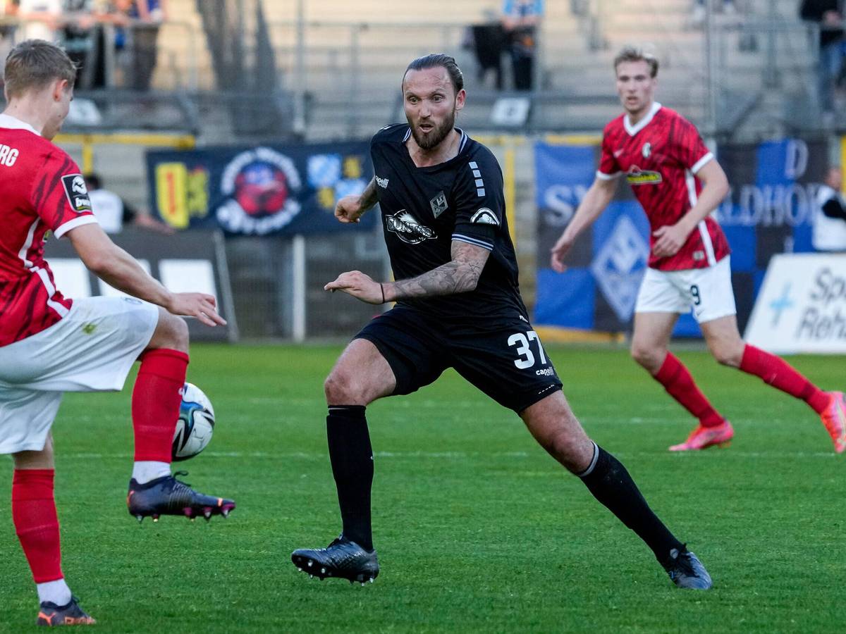 Marco Höger spielt für Waldhof Mannheim gegen den SC Freiburg II.