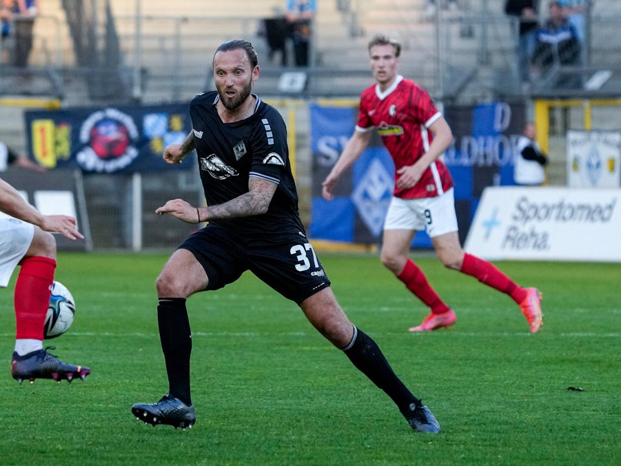 Marco Höger spielt für Waldhof Mannheim gegen den SC Freiburg II.