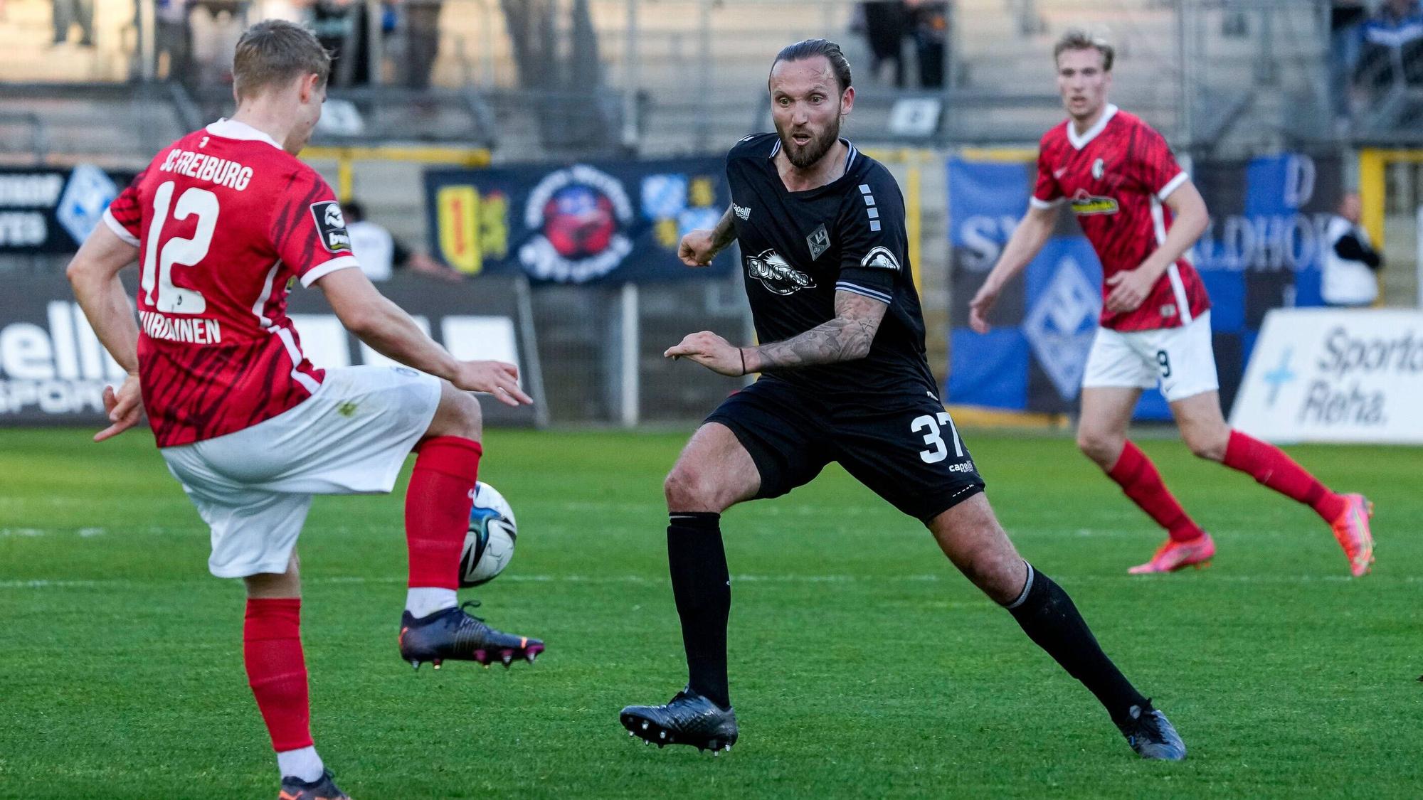 Marco Höger spielt für Waldhof Mannheim gegen den SC Freiburg II.