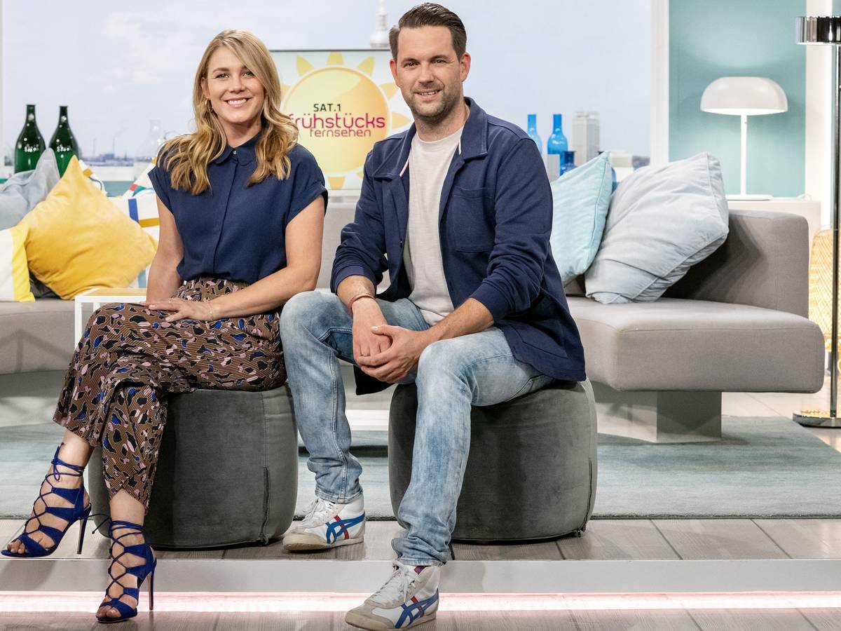 Alina Merkau (l.); Matthias Killing (r.), Moderatoren des SAT.1-Frühstücksfernsehen
Pressefoto des Senders, am 19.4.2022 runtergeladen
Foto: SAT.1/Claudius Pflug