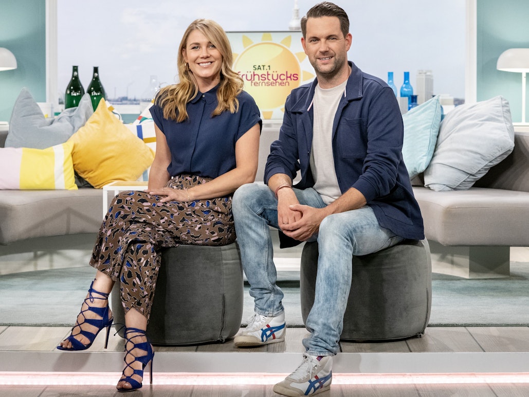 Alina Merkau (l.); Matthias Killing (r.), Moderatoren des SAT.1-Frühstücksfernsehen
Pressefoto des Senders, am 19.4.2022 runtergeladen
Foto: SAT.1/Claudius Pflug