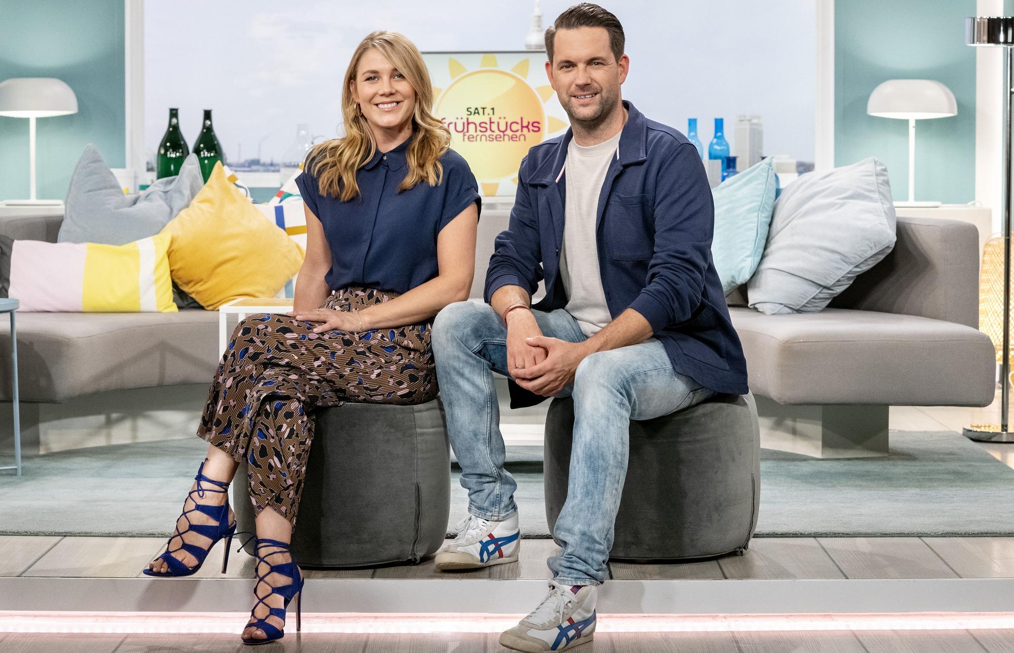 Alina Merkau (l.); Matthias Killing (r.), Moderatoren des SAT.1-Frühstücksfernsehen
Pressefoto des Senders, am 19.4.2022 runtergeladen
Foto: SAT.1/Claudius Pflug