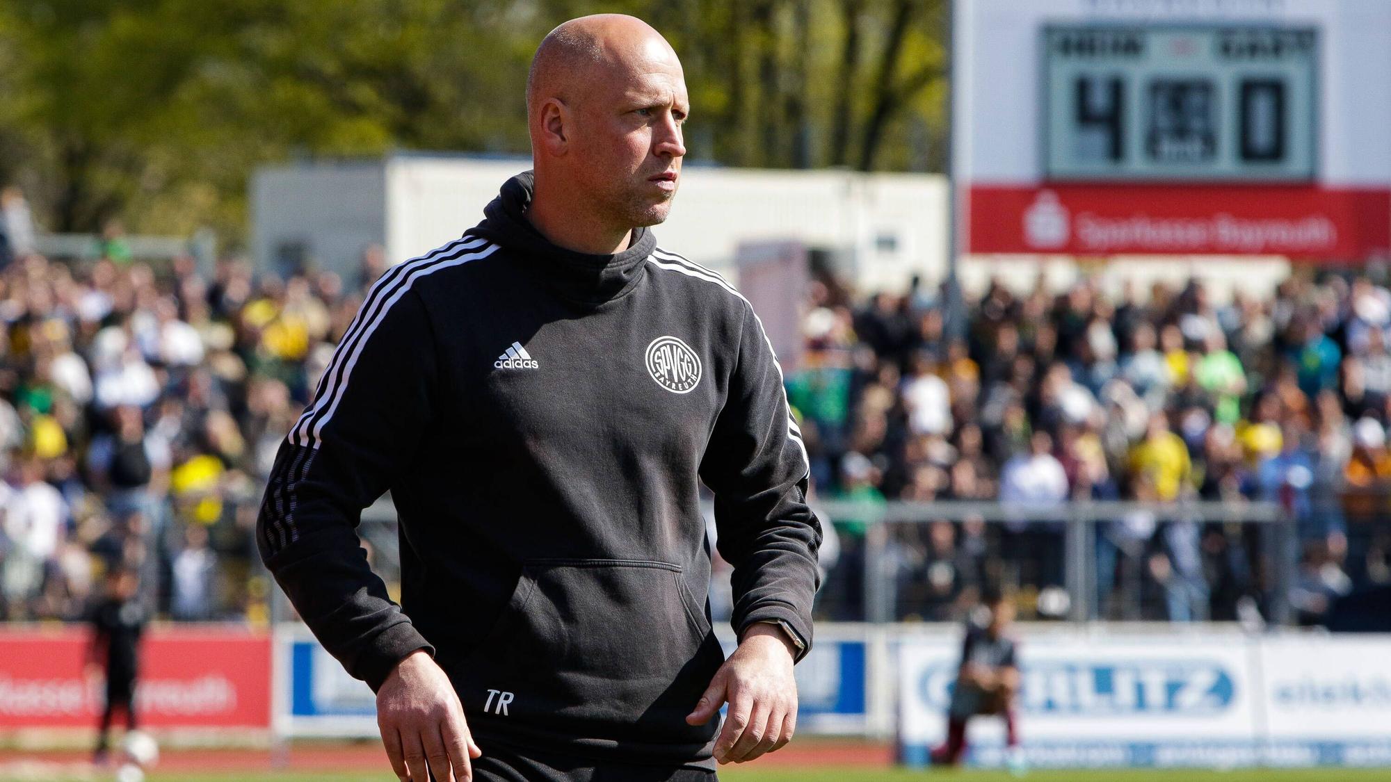 Timo Rost steht bei einem Spiel der Spielvereinigung Bayreuth am Spielfeldrand.