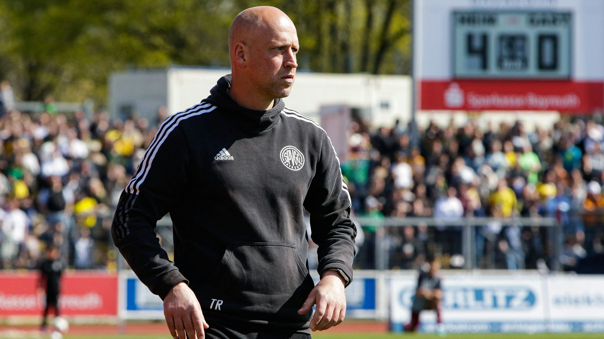 Timo Rost steht bei einem Spiel der Spielvereinigung Bayreuth am Spielfeldrand.