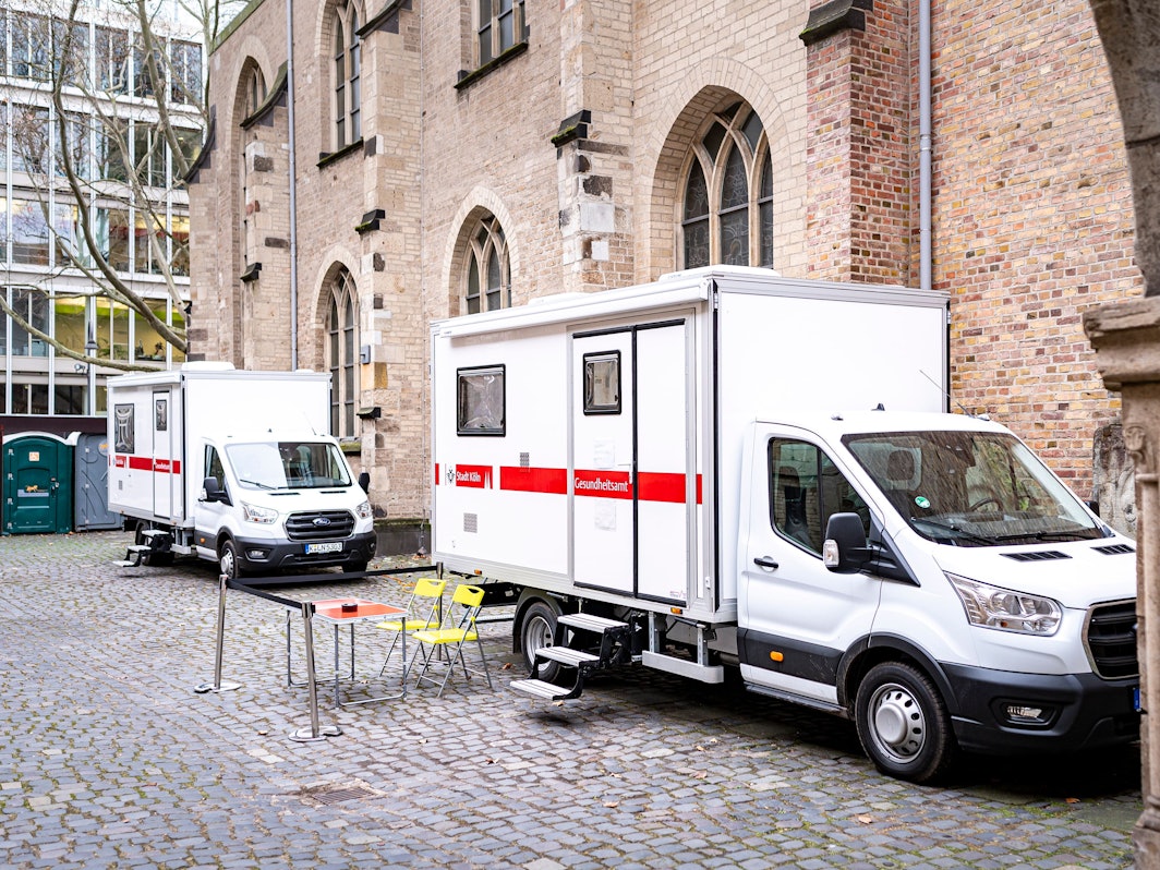 Die Fahrzeuge des mobilen Drogenhilfsangebotes der Stadt Köln stehen am Cäcilienhof.