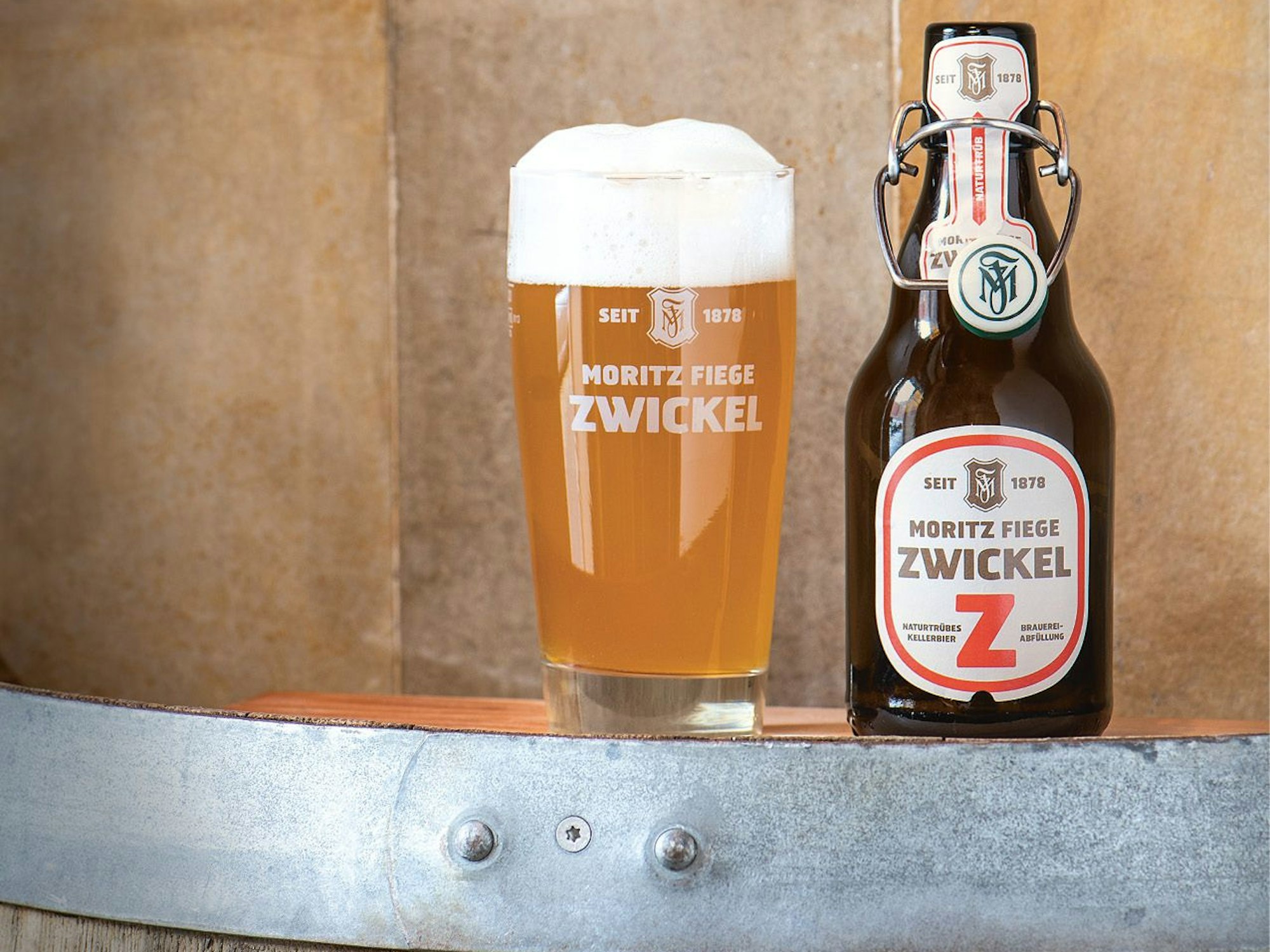 Eine Flasche Zwickelbier der Brauerei Moritz Fiege mit gefülltem Glas. Das „Z“ auf dem Flaschenetikett steht für „Zwickel“. Im Angriffskrieg gegen die Ukraine nutzt die russische Armee den Buchstaben aber als Symbol für ihre Truppen. Deshalb hat die Brauerei entschieden, die „Z“-Etiketten zu entfernen.