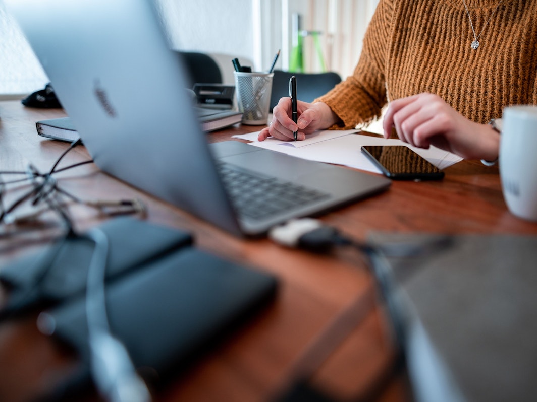 Großbritannien versucht sich an einer Vier-Tage-Woche und testet es für ein halbes Jahr. Das Symbolbild zeigt eine Frau am Arbeitsplatz im Homeoffice mit und ist vom 19. Januar 2021.