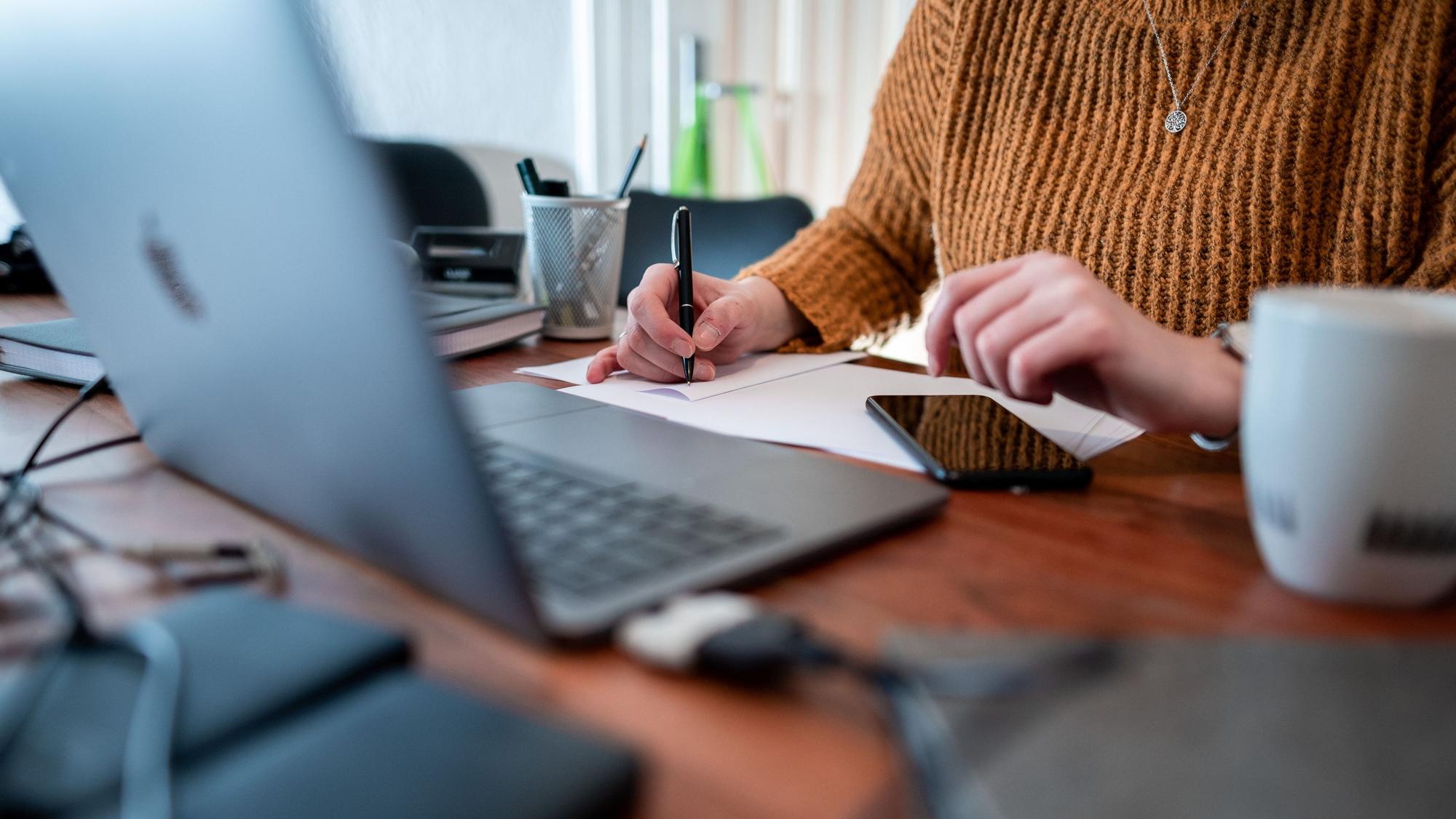 Großbritannien versucht sich an einer Vier-Tage-Woche und testet es für ein halbes Jahr. Das Symbolbild zeigt eine Frau am Arbeitsplatz im Homeoffice mit und ist vom 19. Januar 2021.