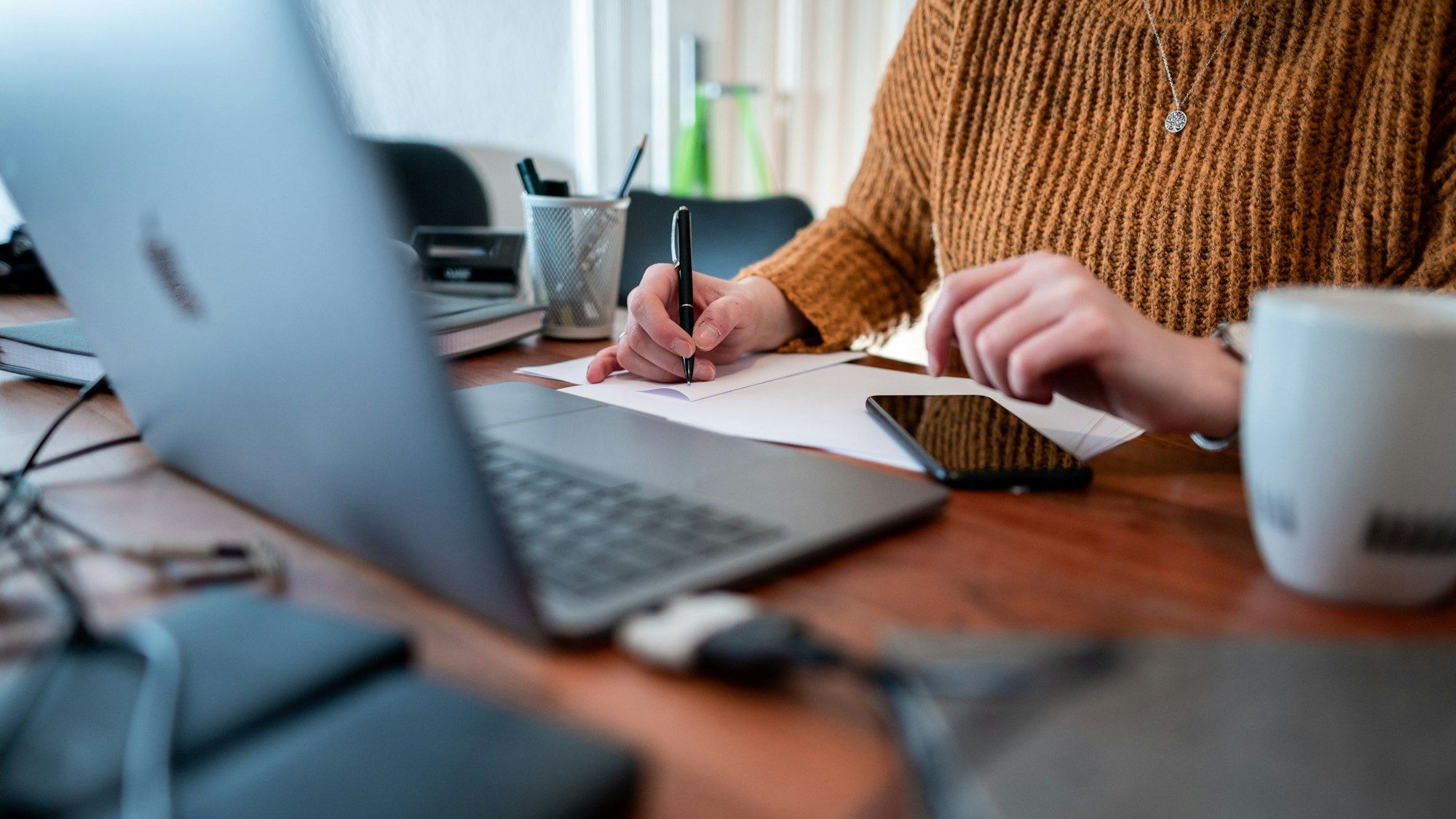 Großbritannien versucht sich an einer Vier-Tage-Woche und testet es für ein halbes Jahr. Das Symbolbild zeigt eine Frau am Arbeitsplatz im Homeoffice mit und ist vom 19. Januar 2021.