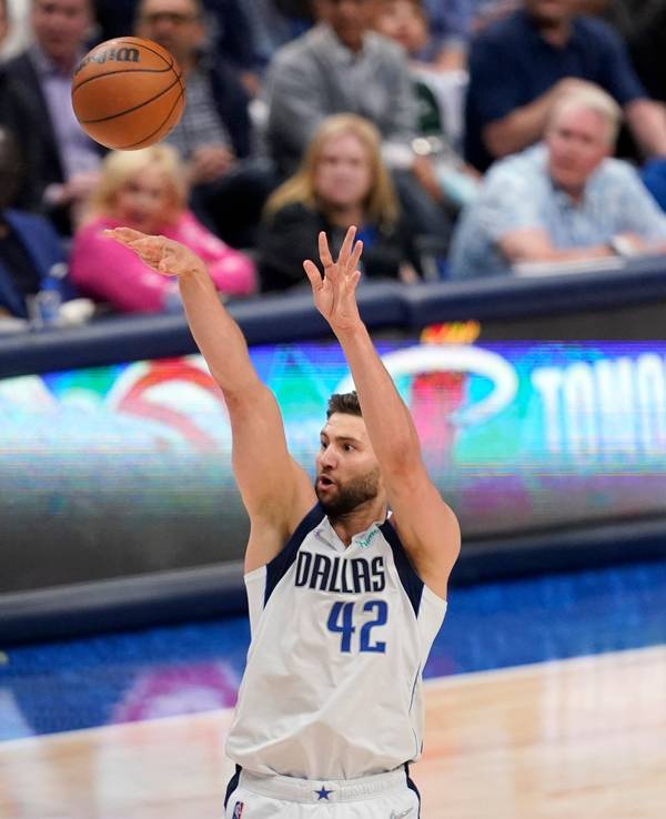 Maximilian Kleber wirft den Basketball.