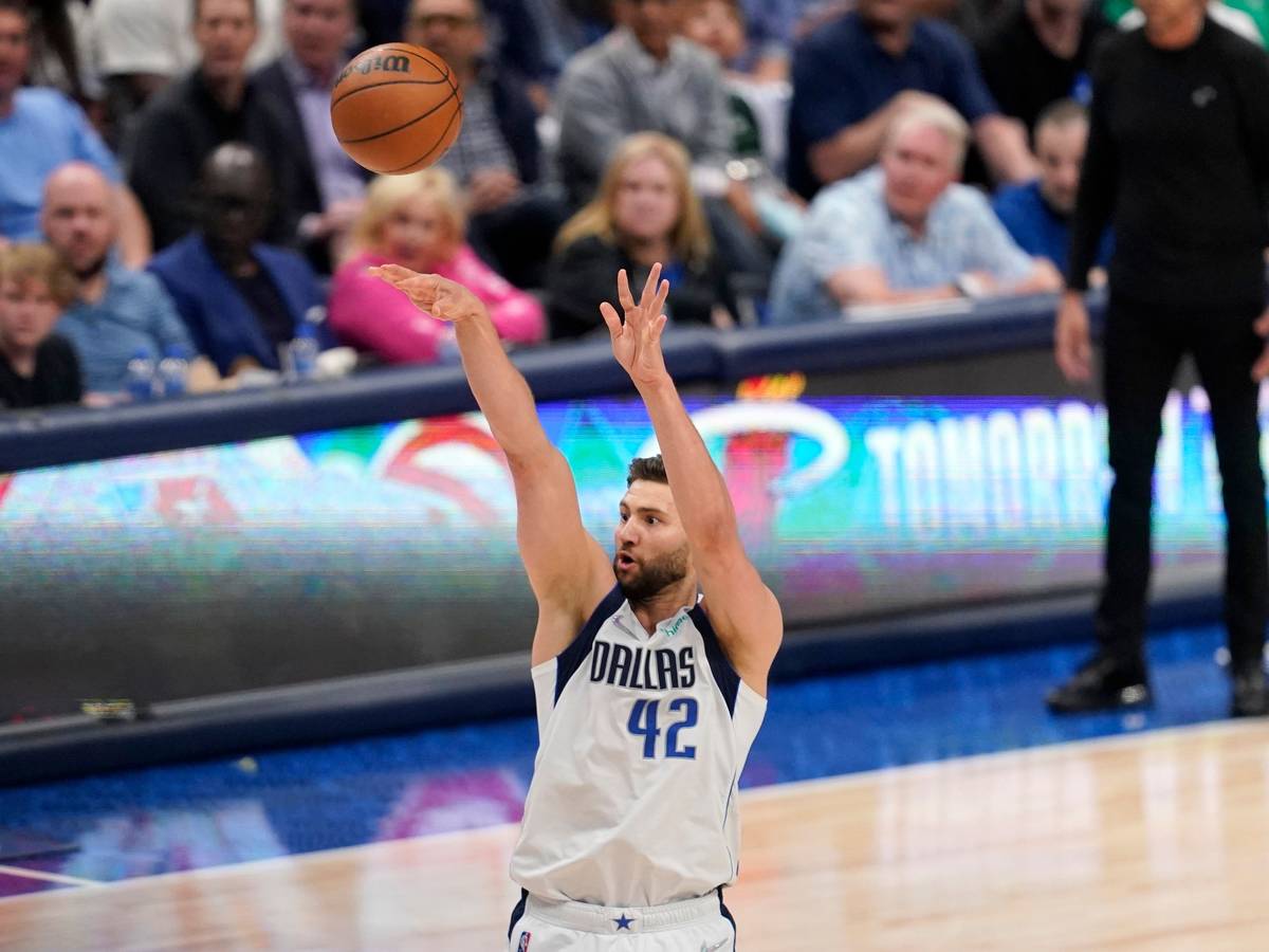 Maximilian Kleber wirft den Basketball.