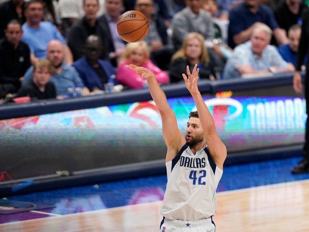 Maximilian Kleber wirft den Basketball.