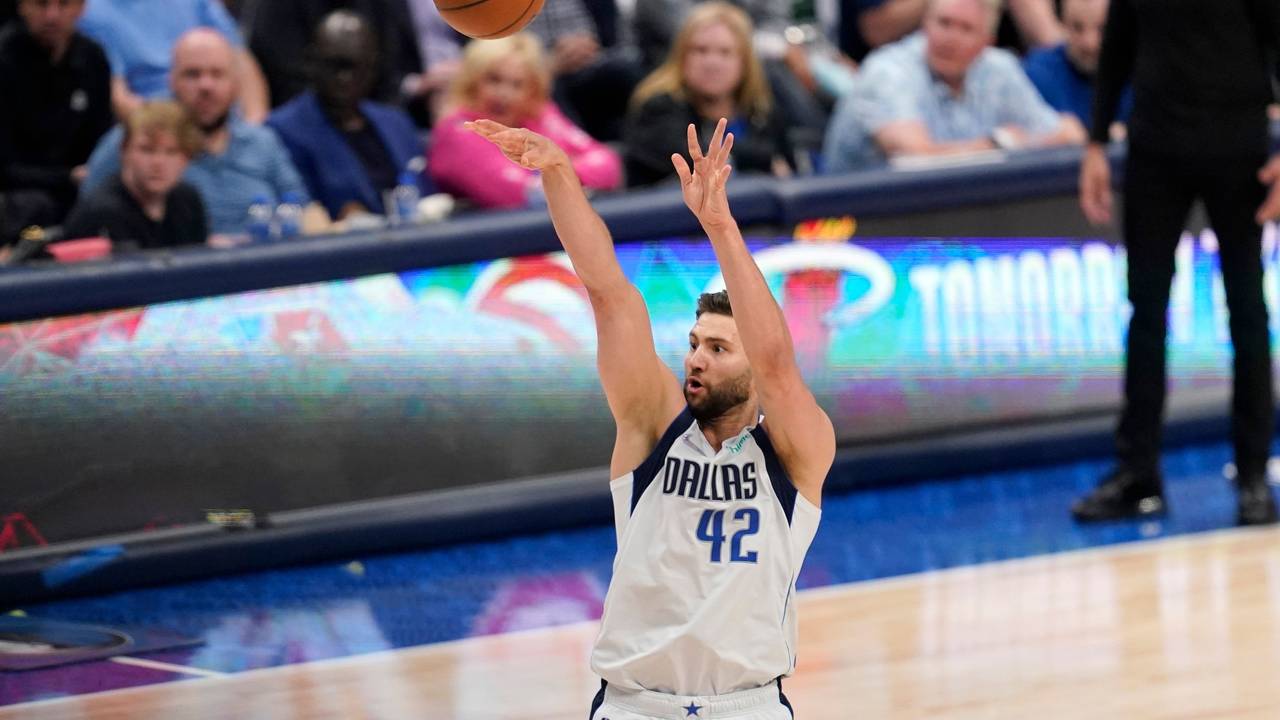 Maximilian Kleber wirft den Basketball.