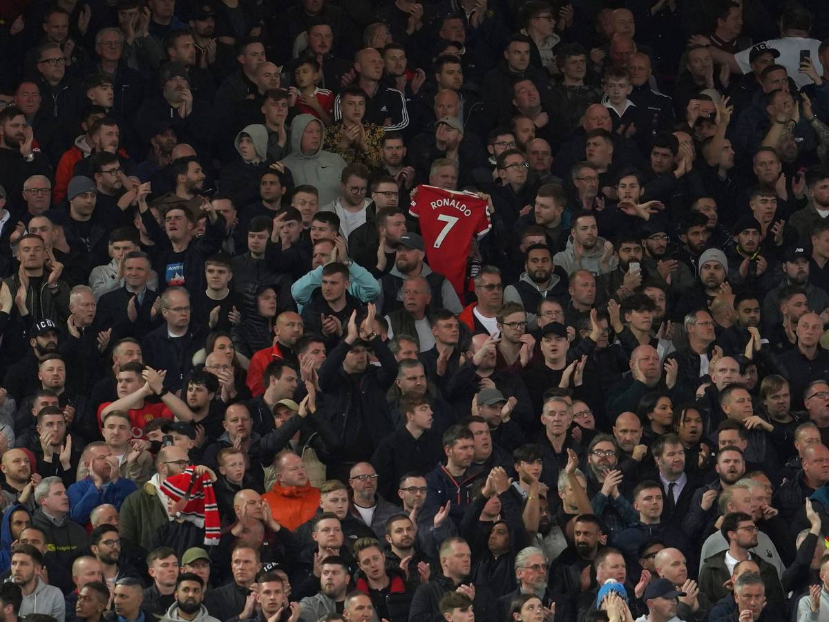 Liverpooler Fans applaudieren in der siebten Spielminute zur Unterstützung von Manchester Uniteds Cristiano Ronaldo und dessen Partnerin Georgina Rodriguez nach deren schwerem Schicksalsschlag.