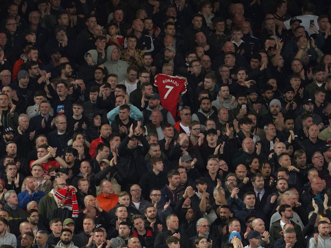 Liverpooler Fans applaudieren in der siebten Spielminute zur Unterstützung von Manchester Uniteds Cristiano Ronaldo und dessen Partnerin Georgina Rodriguez nach deren schwerem Schicksalsschlag.