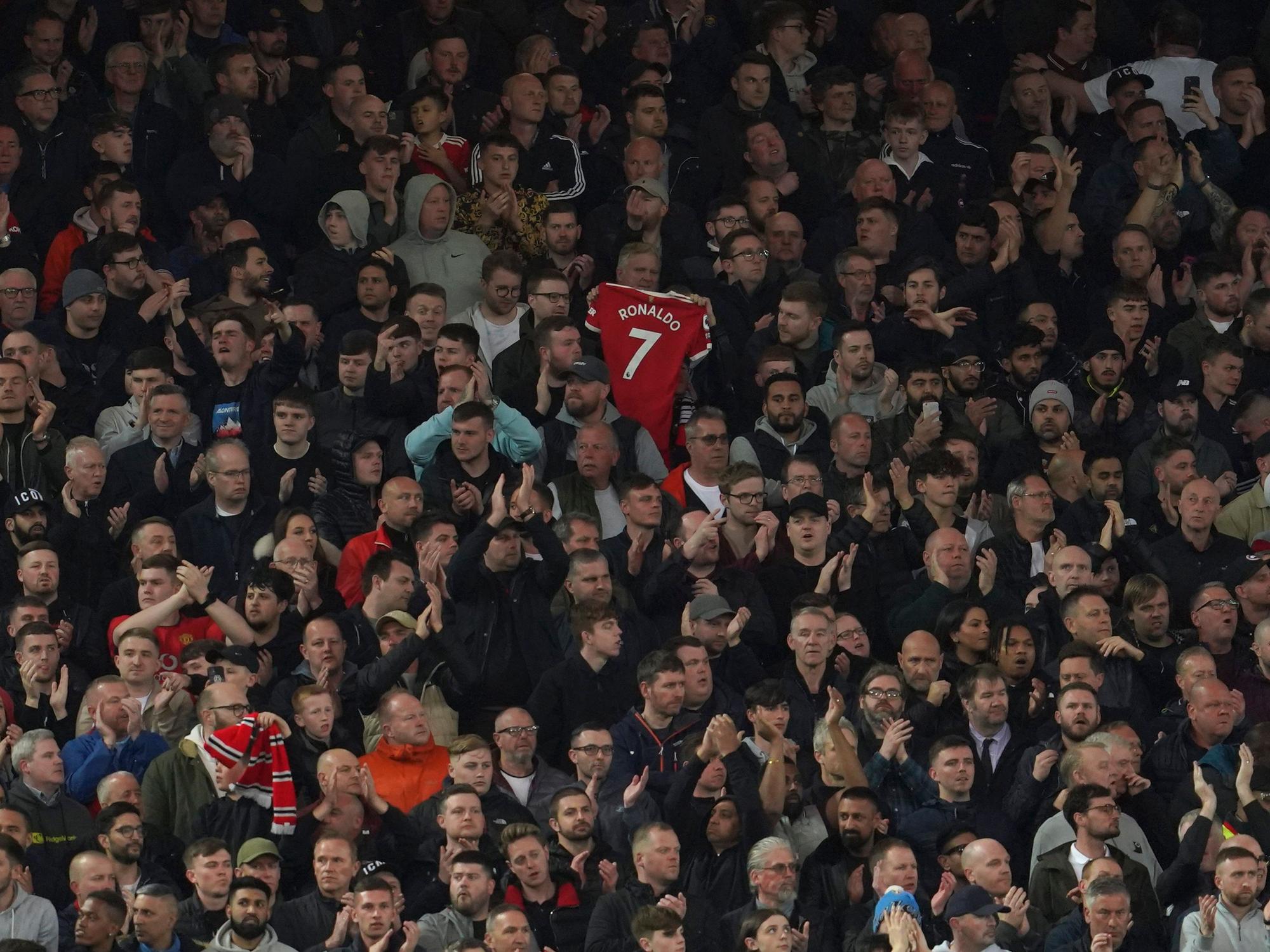Liverpooler Fans applaudieren in der siebten Spielminute zur Unterstützung von Manchester Uniteds Cristiano Ronaldo und dessen Partnerin Georgina Rodriguez nach deren schwerem Schicksalsschlag.