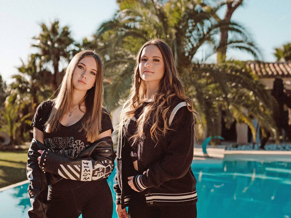 Davina (r.) und Shania (l.) Geiss.