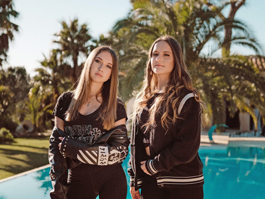 Davina (r.) und Shania (l.) Geiss.