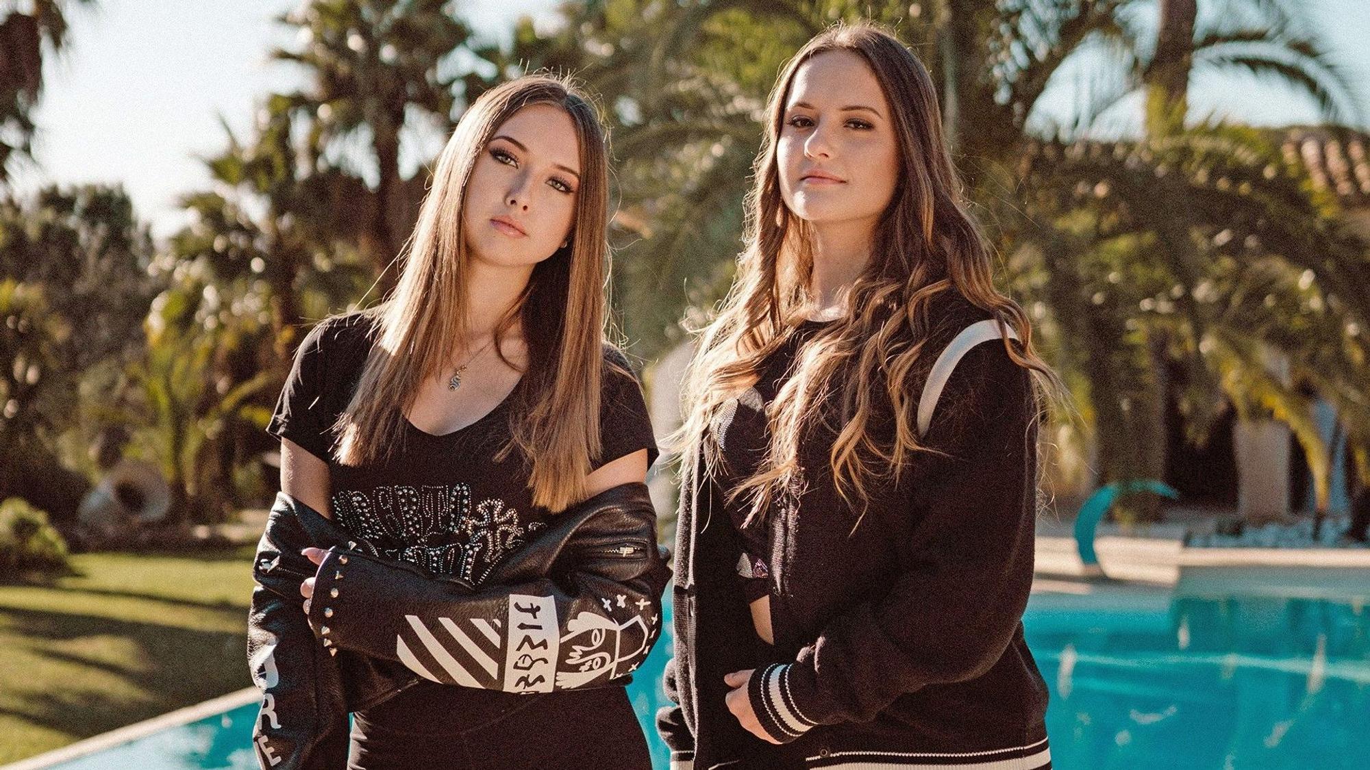 Davina (r.) und Shania (l.) Geiss.