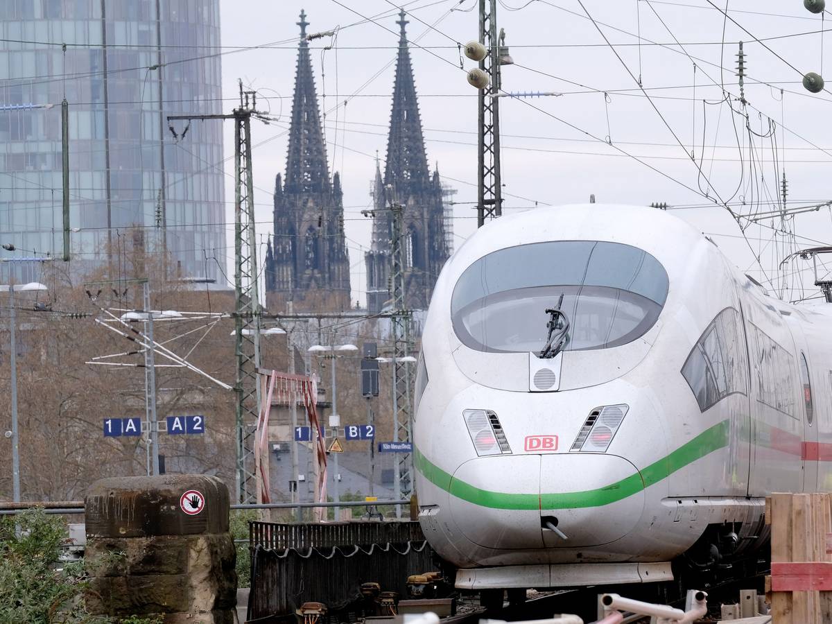 Ein ICE an einem Kölner Bahnhof. Ein Dieb konnte während einer Zugfahrt nach Köln mithilfe einer App aufgespürt werden.
