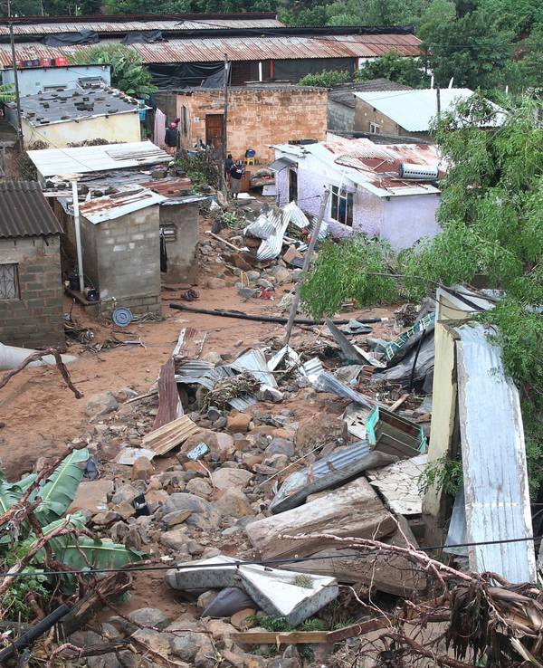 Unwetter-Katastrophe: Nach starken Überschwemmungen in Südafrika sind tausende Menschen sind in Lebensgefahr. Häuser sind nach Überschwemmungen zerstört worden. Das Foto entstand am 12. April 2022 in Durban.