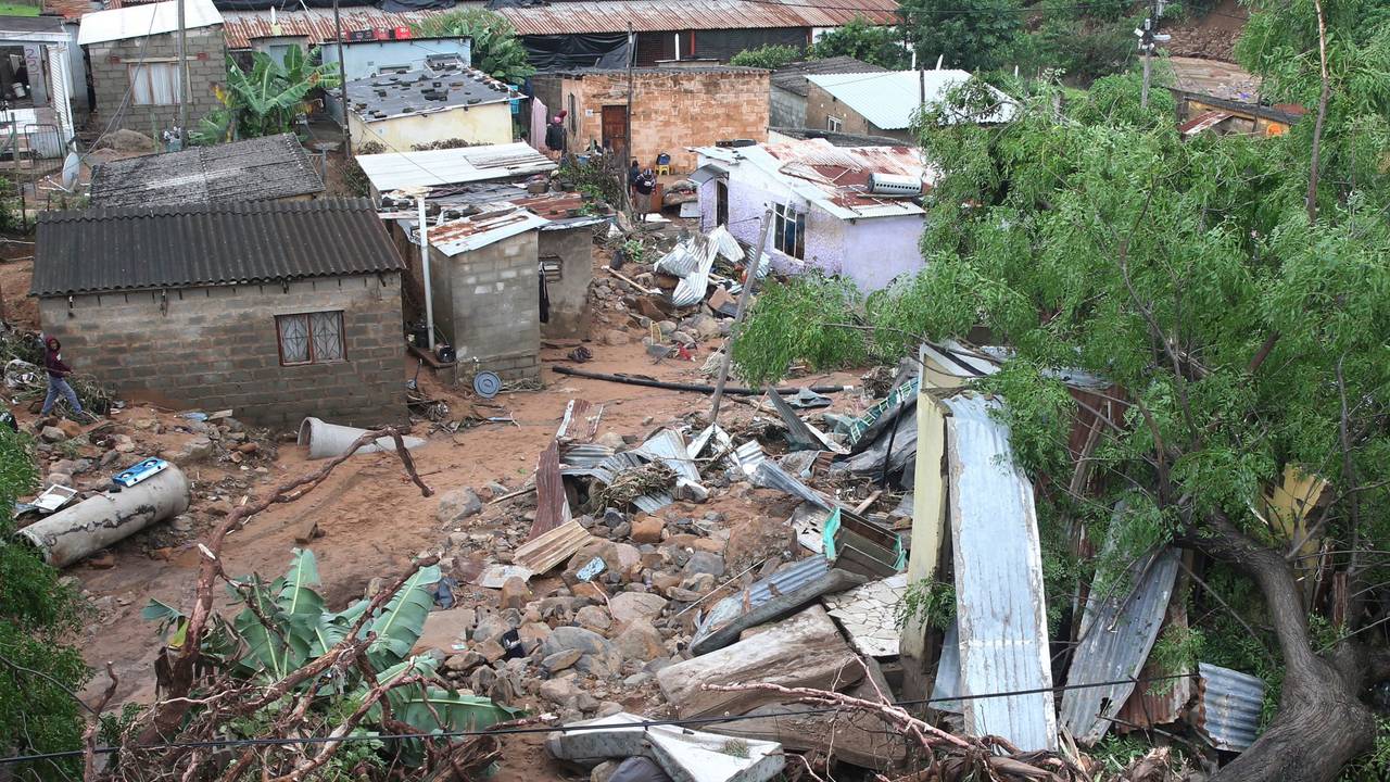 Unwetter-Katastrophe: Nach starken Überschwemmungen in Südafrika sind tausende Menschen sind in Lebensgefahr. Häuser sind nach Überschwemmungen zerstört worden. Das Foto entstand am 12. April 2022 in Durban.