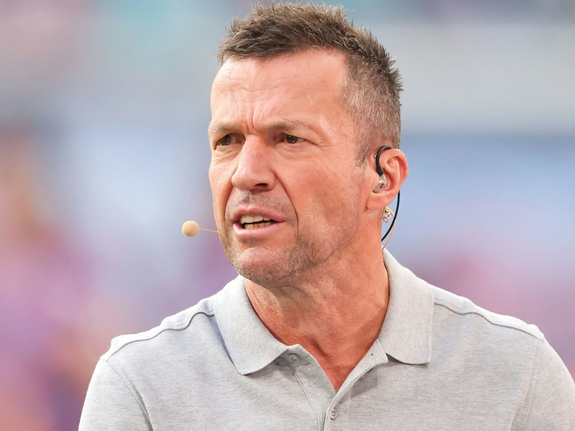 TV-Experte Lothar Matthäus steht vor dem Spiel im Stadion.